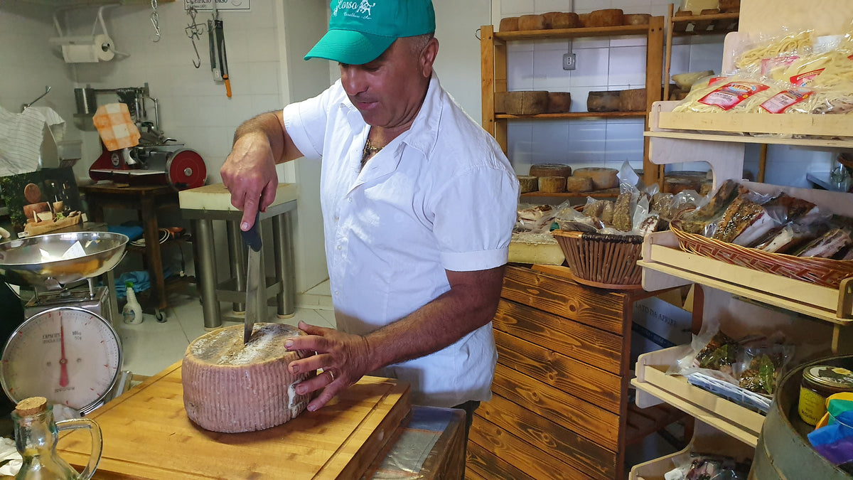 Antonio saggia la qualità del pecorino