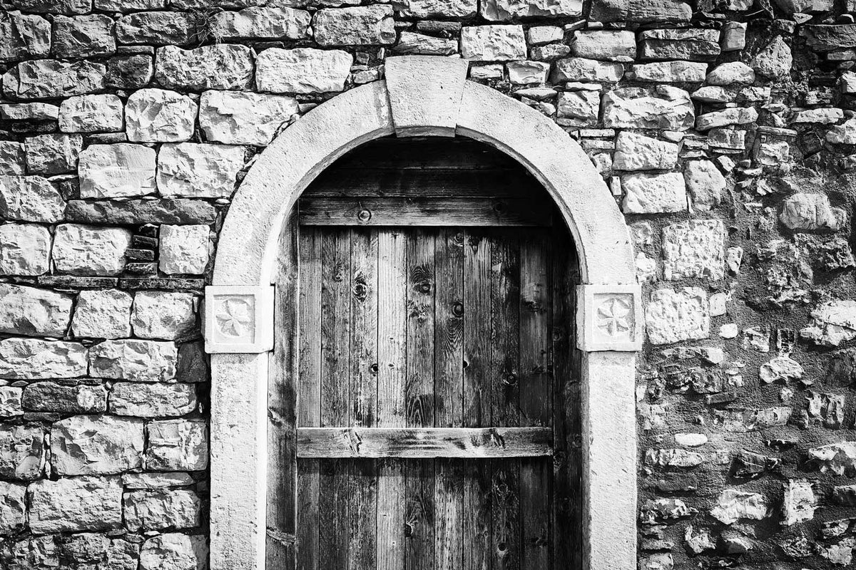Un ingresso in pietra fotografato nel racconto visivo dell’azienda.