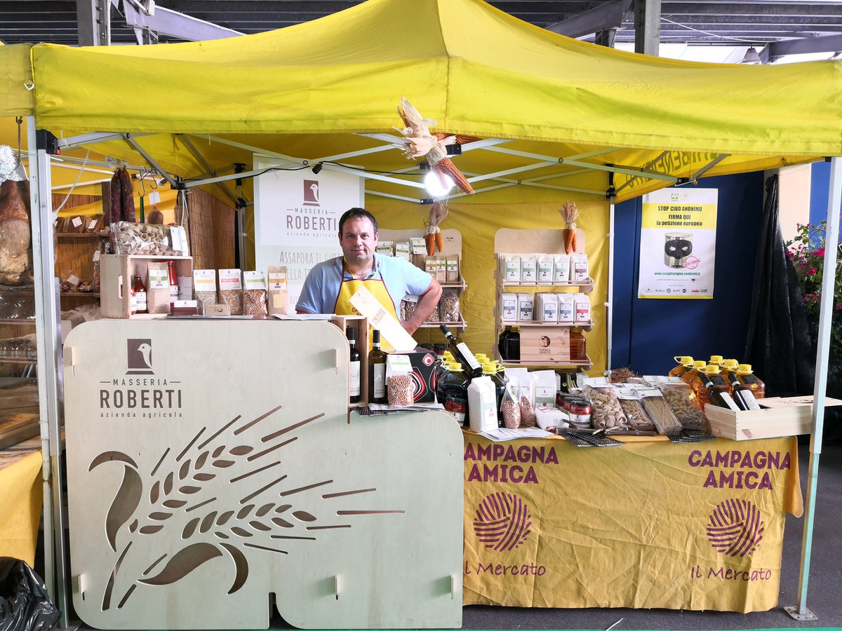Masseria Roberti al mercato con una selezione dei prodotti aziendali.