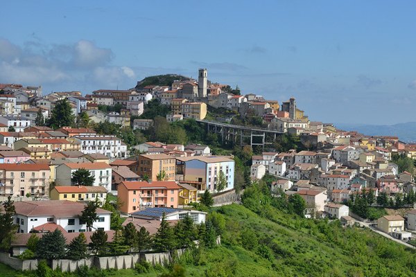 Un paese del Fortore sul crinale della collina