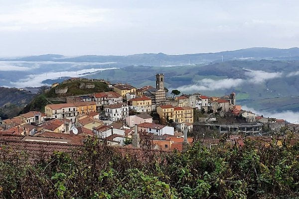 Un paese del Fortore tra le nuvole basse